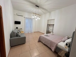 2 bedrooms, travel cot, WiFi, bed sheets