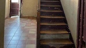 A staircase leading to an upper floor, with a door at the bottom and a window above it. - TEA&CHILL - Mimosa - Proche métro 5 (Drancy)