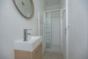 Douche, sèche-cheveux, serviettes fournies, papier toilette