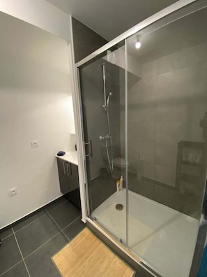 Shower, hair dryer, towels, toilet paper - Modern apartment near Paris - 1 min from the metro (Bobigny)