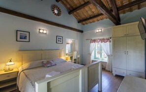 5 bedrooms, iron/ironing board, free WiFi, bed sheets