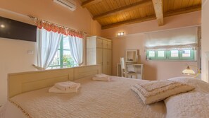 5 bedrooms, iron/ironing board, free WiFi, bed sheets