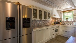 Kylskåp, mikrovågsugn, ugn och diskmaskin