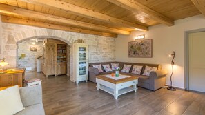 TV - Villa Judita by Villas Guide (Tar)