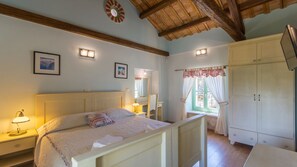 5 slaapkamers, een strijkplank/strijkijzer, gratis wifi, beddengoed