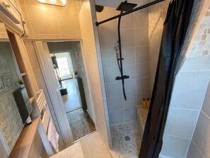 Dusche, Haartrockner, Handtücher, Toilettenpapier