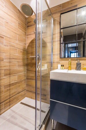Shower, shampoo - Superbe appartement - 6P - Canal St Martin (Paris)