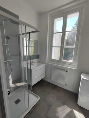 Shower, towels, soap - Proche Bord de Mer, Charmante Maison de Ville Rénovée Avec Terrasse et Jardin (Saint-Nazaire)