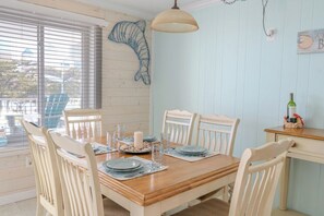 Dining - 2 Bedrooms with beach views and in walking distance to Seacrets! (Ocean City)