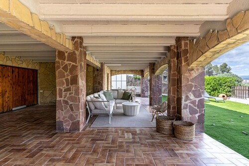 Renovated villa, pool, barbecue, and just 15 minutes from Barcelona.