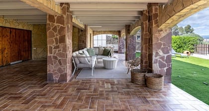 Renovated villa, pool, barbecue, and just 15 minutes from Barcelona.