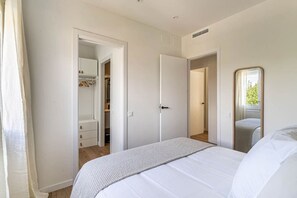Tabla de planchar con plancha, wifi y ropa de cama 