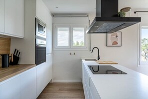 Wasserkocher mit Kaffee-/Teezubehör, Kühlschrank, Mikrowelle, Ofen