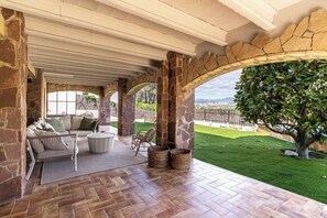 Terrace/patio - Renovated villa, pool, barbecue, and just 15 minutes from Barcelona. (Sant Cugat del Vallès)