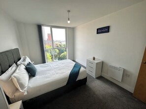 1 bedroom, iron/ironing board, WiFi, bed sheets - Chic 1 Bed MCR Ap w/Balcony- Sleeps 4 Manchester City centre. (Salford)