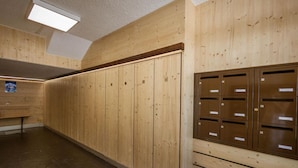 A locker room with wooden lockers and a bench. - 300m from ski slopes, 2nd floor, balcony, parking, tv, ski locker, 22m², Valloire (Valloire)