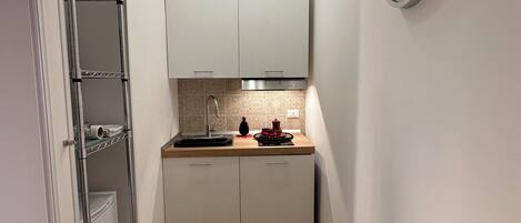 Kjøleskap, mikrobølgeovn, ovn og kokeplater