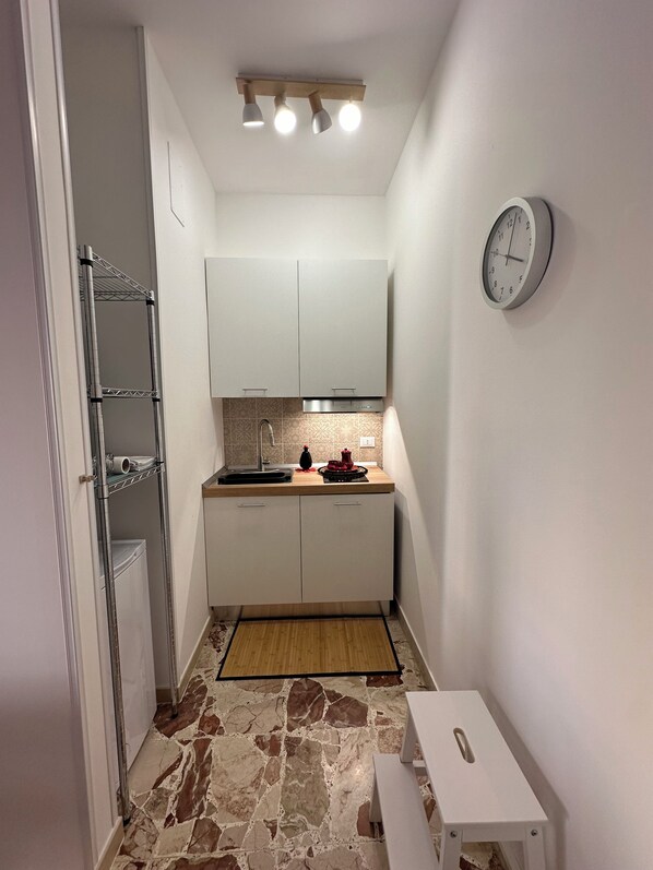 Fridge, microwave, oven, stovetop - 1 Bedroom Apartment in Milazzo (Milazzo)