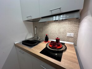 Fridge, microwave, oven, stovetop - 1 Bedroom Apartment in Milazzo (Milazzo)