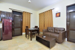 Studio – superior, byutsikt | Allergitestet sengetøy, skrivebord, blendingsgardiner og lydisolert