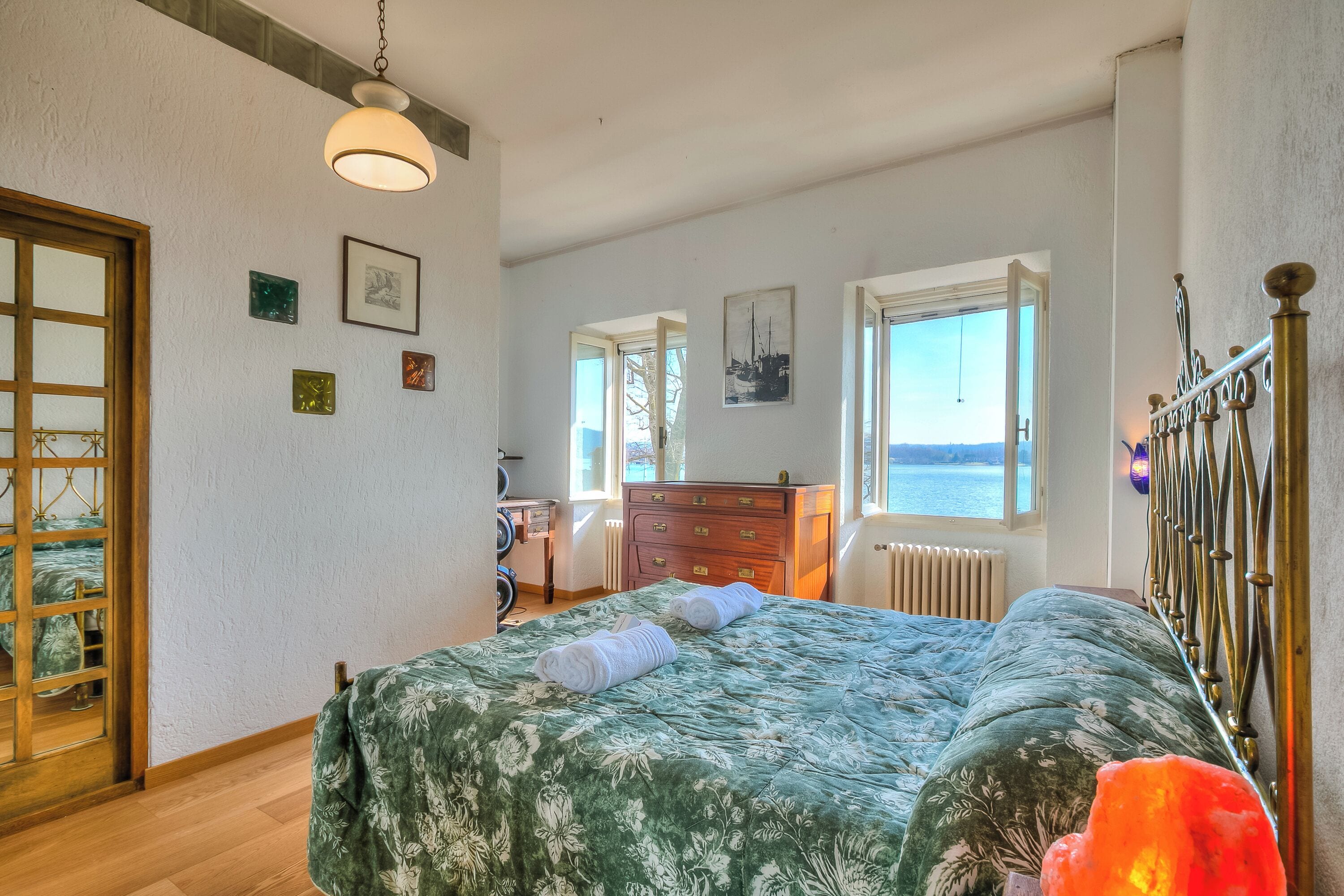 Nhà dành cho gia đình, nhiều phòng ngủ, 2 phòng tắm, cạnh hồ (Appartamento Sole Lake View) | 3 phòng ngủ, khu vực làm việc phù hợp cho laptop 