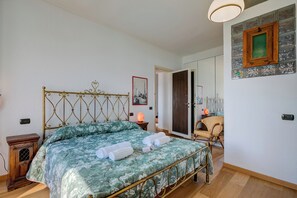 3 bedrooms, laptop workspace, free WiFi, bed sheets