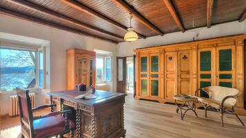 Family House, 3 Bedrooms, 2 Bathrooms, Lakeside (Appartamento Sole Lake View) | Bahagian dalam
