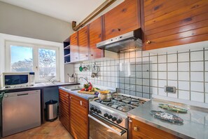 Family House, Multiple Bedrooms, 2 Bathrooms, Lakeside (Appartamento Sole Lake View) | Private kitchen | Fridge, microwave, oven, stovetop