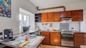 Rumah Keluarga, beberapa kamar, 2 kamar mandi, tepi danau (Appartamento Sole Lake View) | Dapur pribadi | Lemari es, microwave, oven, dan kompor