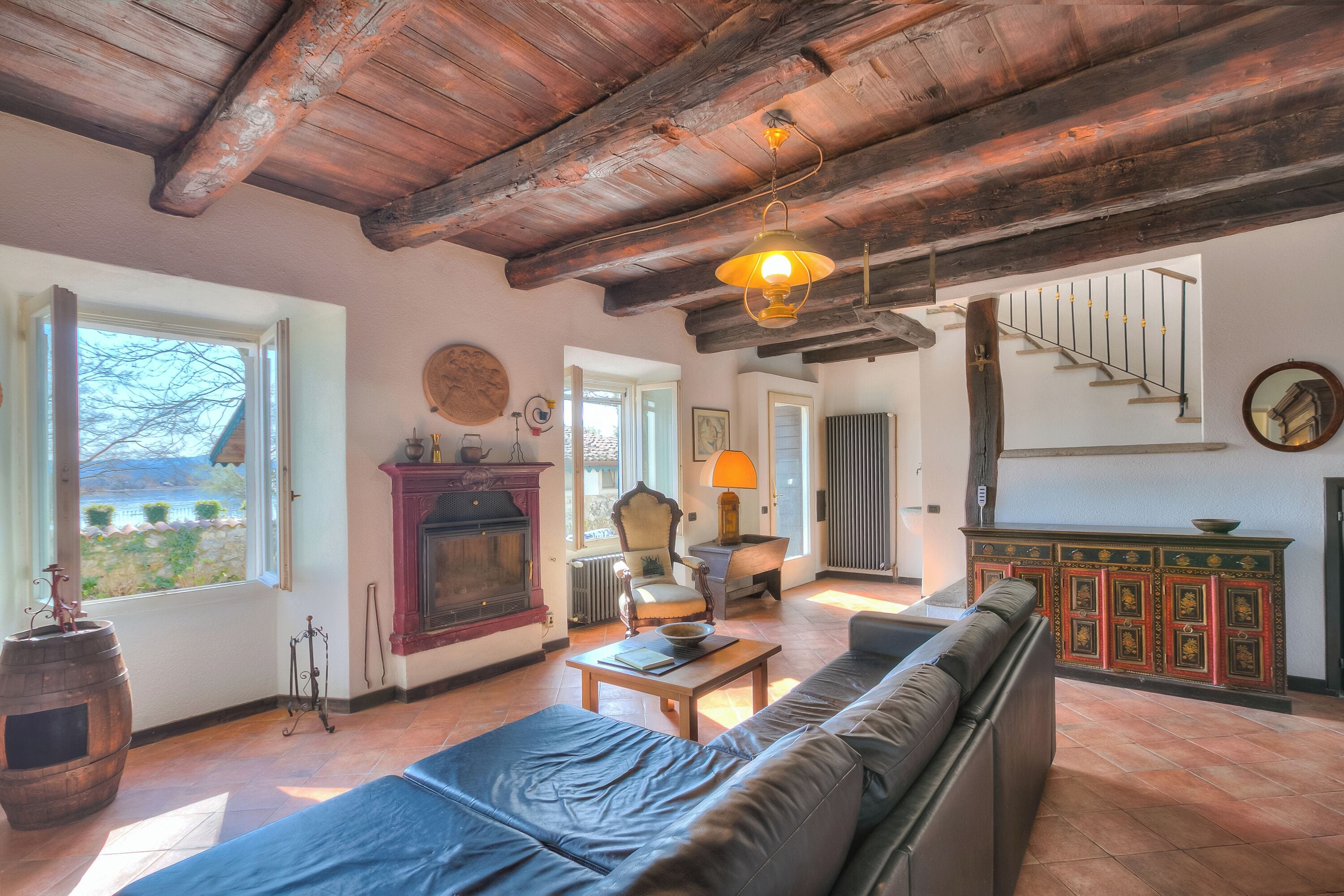 Maison Familiale, plusieurs chambres, 2 salles de bains (Appartamento Sole Lake View) | Coin séjour | Télévision à écran plat de 21 pouces avec chaînes par câble, télévision