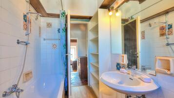 Casa familiare, camere multiple, 2 bagni, lato lago (Appartamento Sole Lake View) | Bagno | Combinazione doccia/vasca, bidet, asciugamani, sapone