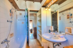 Maison Familiale, plusieurs chambres, 2 salles de bains (Appartamento Sole Lake View) | Salle de bain