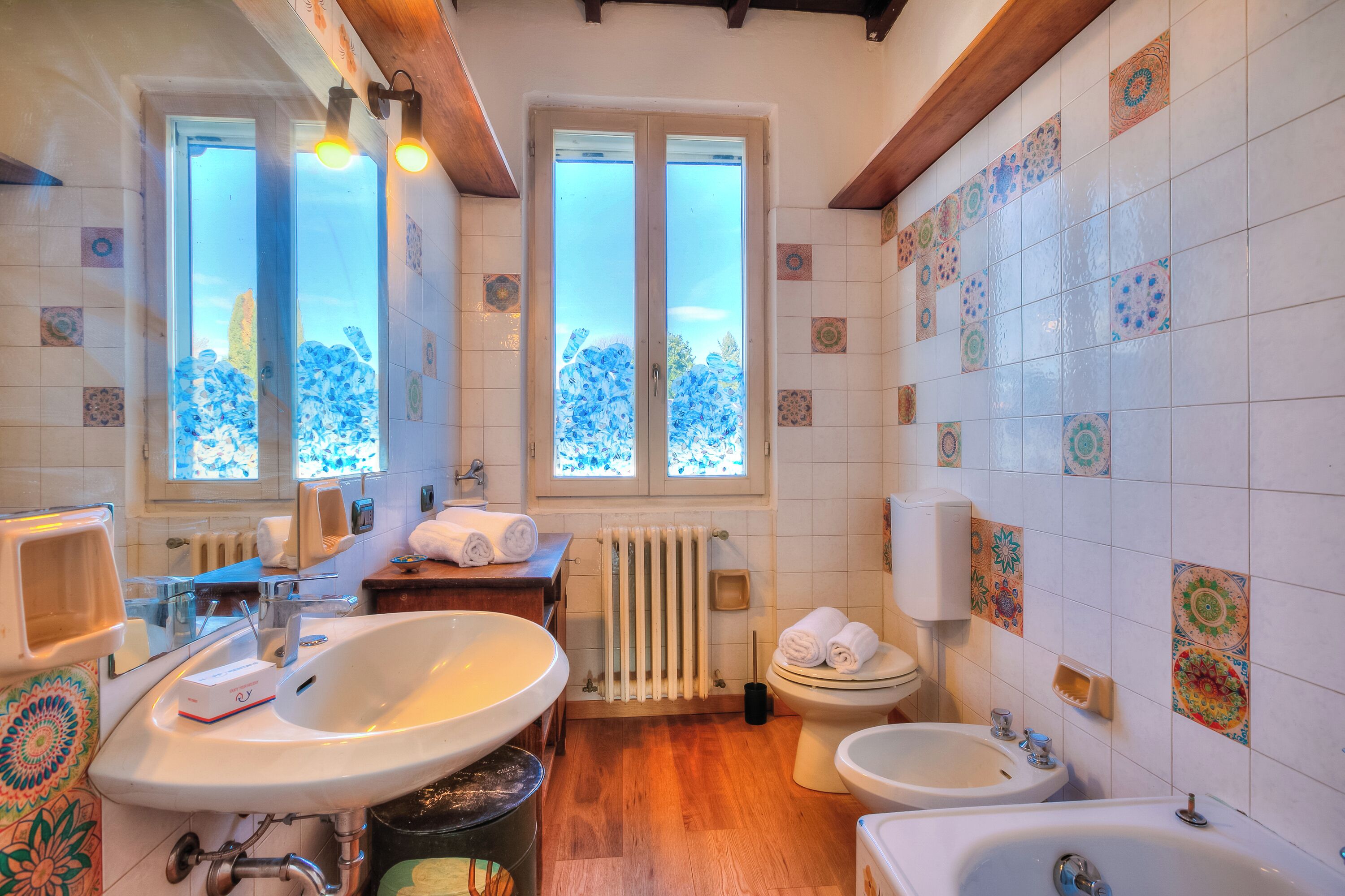 Rumah Keluarga, beberapa kamar, 2 kamar mandi, tepi danau (Appartamento Sole Lake View) | Kamar mandi | Kombinasi shower/bathtub, kloset, handuk, dan sabun
