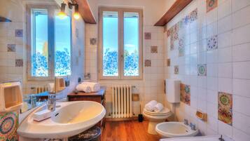 Rumah Keluarga, beberapa kamar, 2 kamar mandi, tepi danau (Appartamento Sole Lake View) | Kamar mandi | Kombinasi shower/bathtub, kloset, handuk, dan sabun