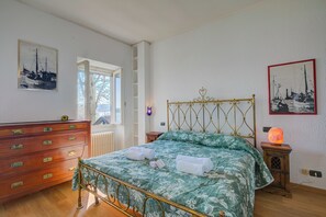 Rumah Keluarga, beberapa kamar, 2 kamar mandi, tepi danau (Appartamento Sole Lake View) | 3 kamar tidur, ruang kerja ramah laptop, Wi-Fi gratis, dan seprai linen