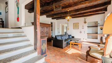 Family House, Multiple Bedrooms, 2 Bathrooms, Lakeside (Appartamento Sole Lake View) | Interior