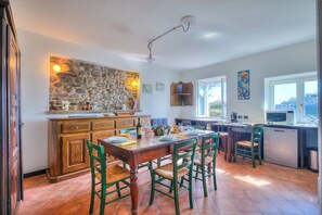 Family House, Multiple Bedrooms, 2 Bathrooms, Lakeside (Appartamento Sole Lake View) | Dining - Appartamento Sole Lake View (Sesto Calende)