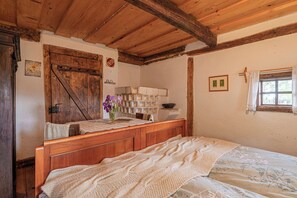 Family Chalet, Multiple Bedrooms, Mountainside (Tiny House Bibi) - Tiny House Bibi (Črnomelj)