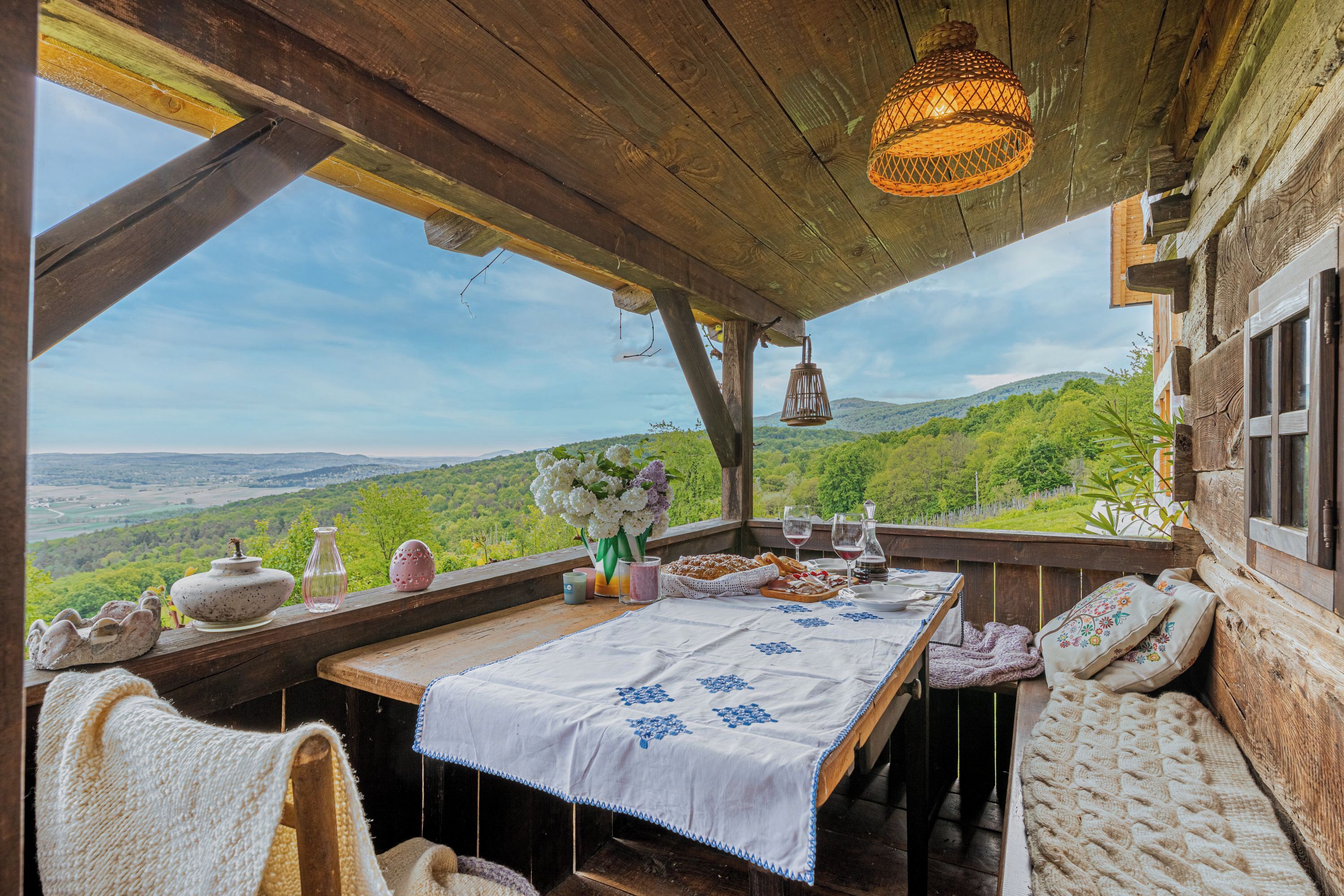 Family Chalet, Multiple Bedrooms, Mountainside (Tiny House Bibi) | Outdoor dining