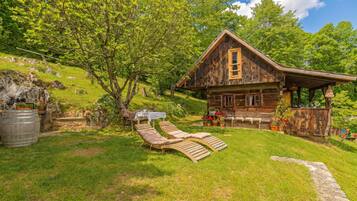 Family Chalet, Multiple Bedrooms, Mountainside (Tiny House For Two) | Property grounds