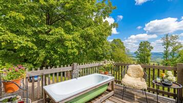 Family Chalet, Multiple Bedrooms, Mountainside (Tiny House Bibi) | Outdoor spa tub