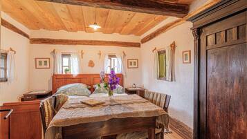 Nhà gỗ dành cho gia đình, nhiều phòng ngủ, cạnh núi (Tiny House For Two) | 1 phòng ngủ, bộ trải giường