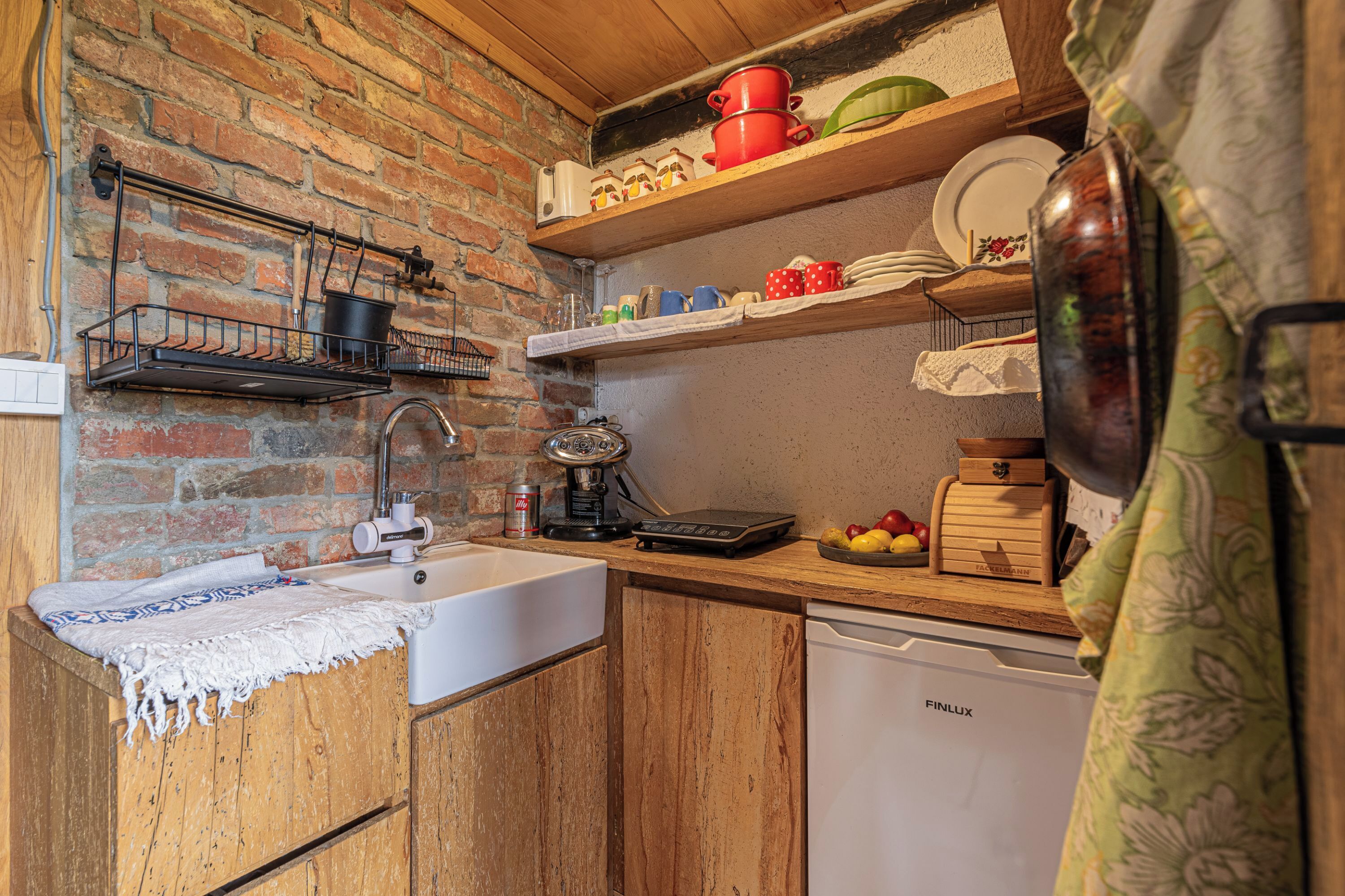 Nhà gỗ dành cho gia đình, nhiều phòng ngủ, cạnh núi (Tiny House For Two) | Bếp riêng | Tủ l ạnh, bếp nấu, ấm điện, dụng cụ nấu nướng/bát dĩa/dao nĩa 