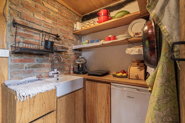 Nhà gỗ dành cho gia đình, nhiều phòng ngủ, cạnh núi (Tiny House Bibi) | Bếp riêng | Tủ lạnh, bếp nấu, ấm điện, dụng cụ nấu nướng/bát dĩa/dao nĩa 