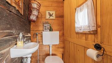 Family Chalet, Multiple Bedrooms, Mountainside (Tiny House For Two) | Bathroom | Shower, towels, soap, shampoo