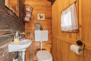 Family Chalet, Multiple Bedrooms, Mountainside (Tiny House For Two) | Bathroom