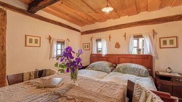 Family Chalet, Multiple Bedrooms, Mountainside (Tiny House For Two) | 1 bedroom, bed sheets