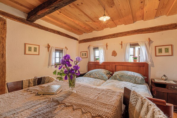 Family Chalet, Multiple Bedrooms, Mountainside (Tiny House For Two)