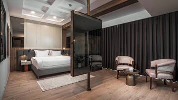 Romantic Suite | Premium bedding, minibar, in-room safe, blackout drapes