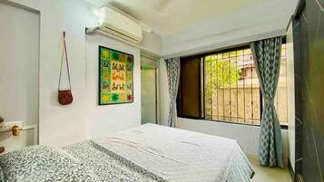 3 bedrooms, desk, iron/ironing board, WiFi